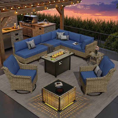 Ensemble de sièges modulaires d'extérieur en rotin 11 pièces avec coussins, chaises pivotantes et berçantes, table de foyer et table basse éclairée Sorella pour les rassemblements de patio ou de cour arrière