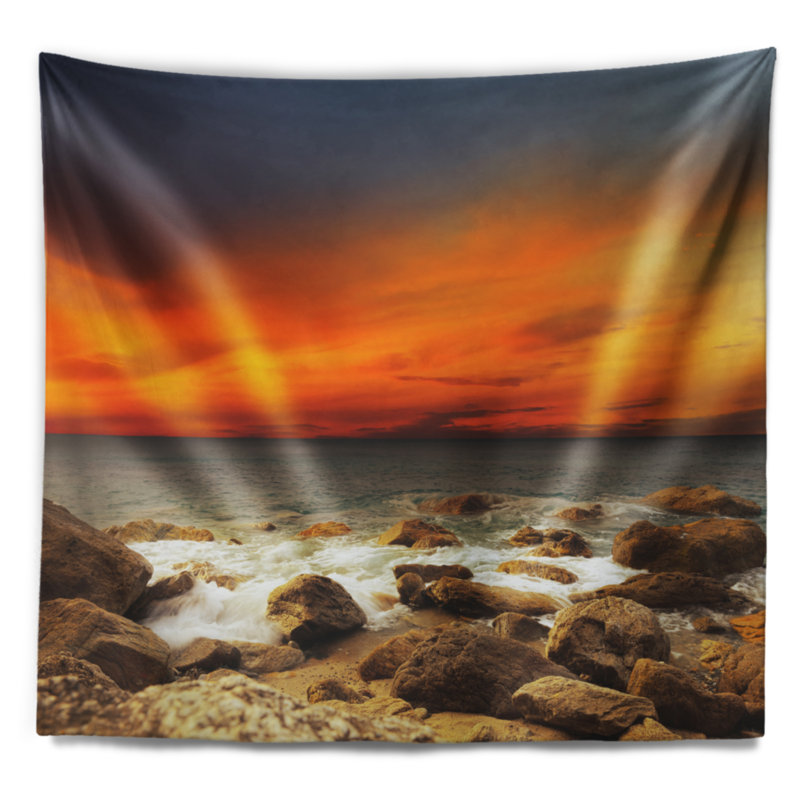 Tapisserie en polyester rouge bleu ciel au-dessus de rocky shore avec accessoires suspendus inclus, H 32 po x l 39 po
