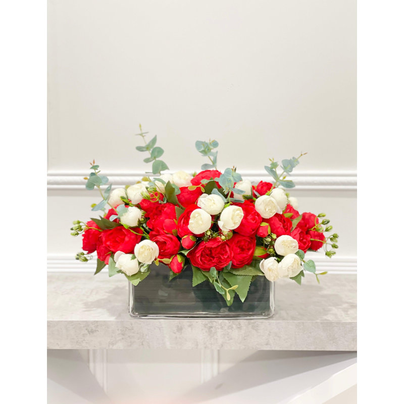 Fleurs artificielles pivoines / roses dans un vase