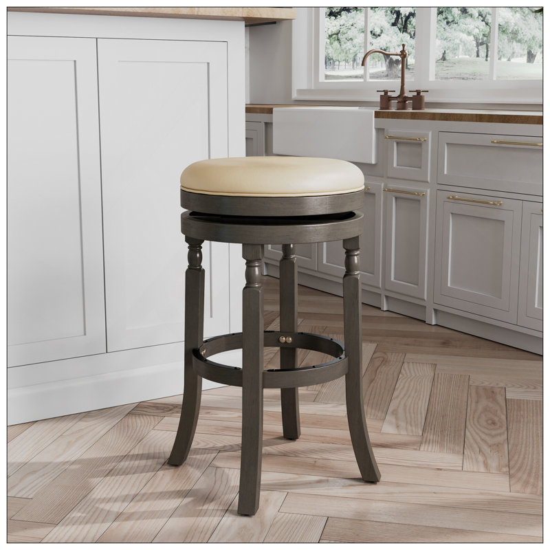 Tabouret de bar de 30 po Palmer Lake au fini gris patiné et siège en cuir gris français, combinant élégance traditionnelle et confort moderne.