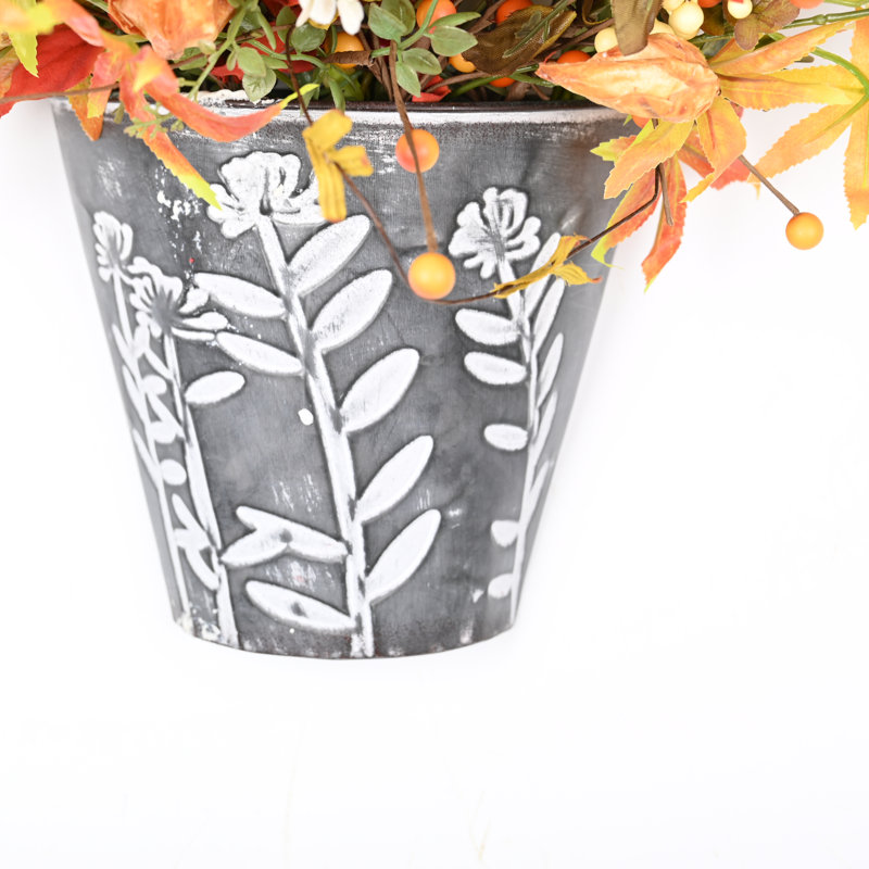 Arrangement floral rose, baies et eucalyptus en pot