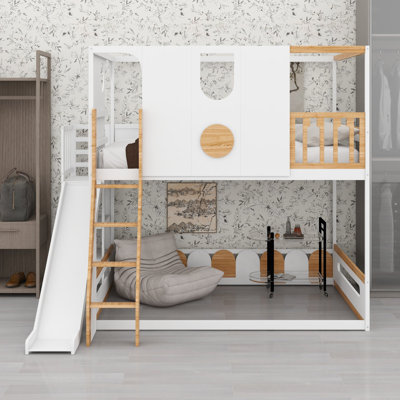 Lit mezzanine pour enfants avec glissade et aire de jeux inférieure polyvalente délimitée par des garde-corps