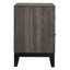 Ensemble de chambre à coucher 3 pièces Sutter en chêne gris comprenant un lit à panneaux, une commode et une table de chevet.