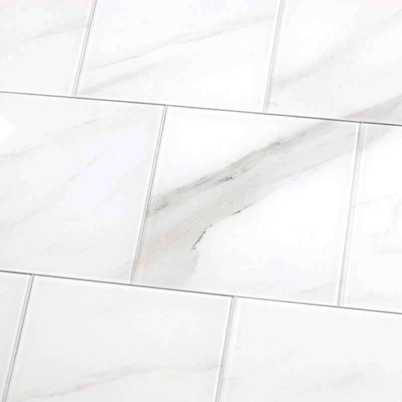 Carrelage mural de cuisine et de salle de bain carré en verre à aspect droit grand format 8 po x 8 po Nature, Blanc Calacatta