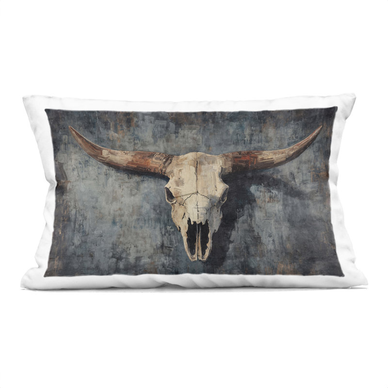 Coussin décoratif à motif de crâne de vache antique vieilli par Nina Blue, Gris