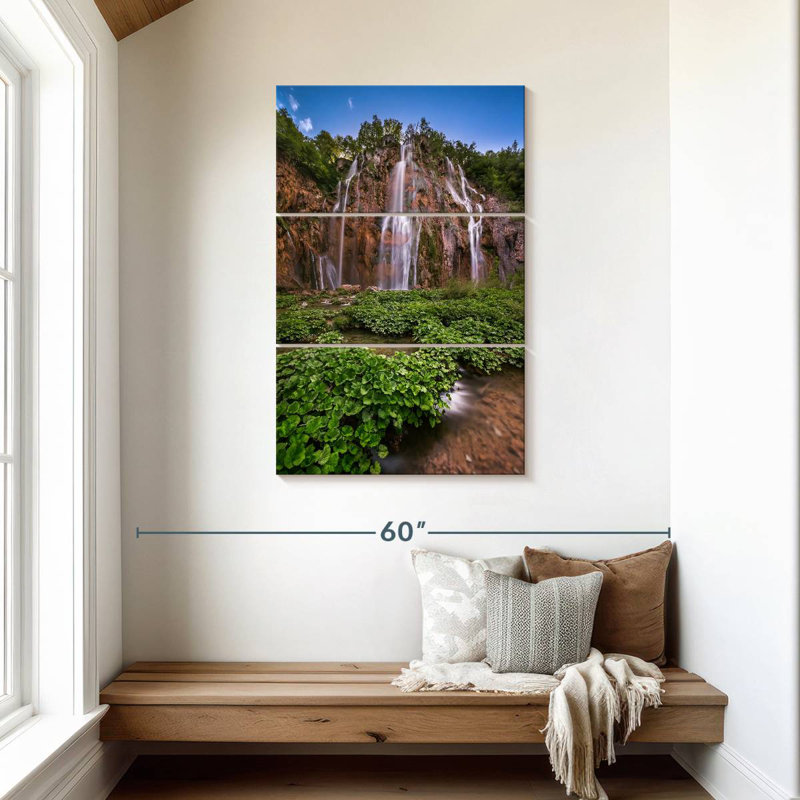 Cascade rocheuse dans le parc de Plitvice, H 45 po x l 28 po