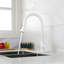 Robinet de cuisine rétractable à poignée simple avec accessoires