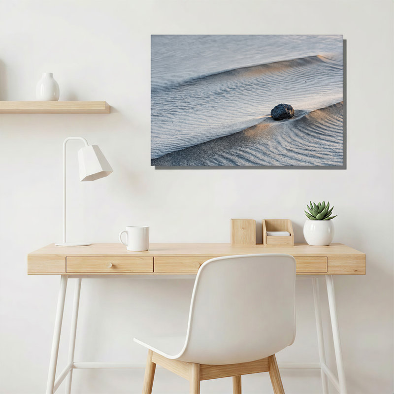 Art mural noir sur fond de roches volcaniques noires sur sable humide, H 24 po x l 36 po