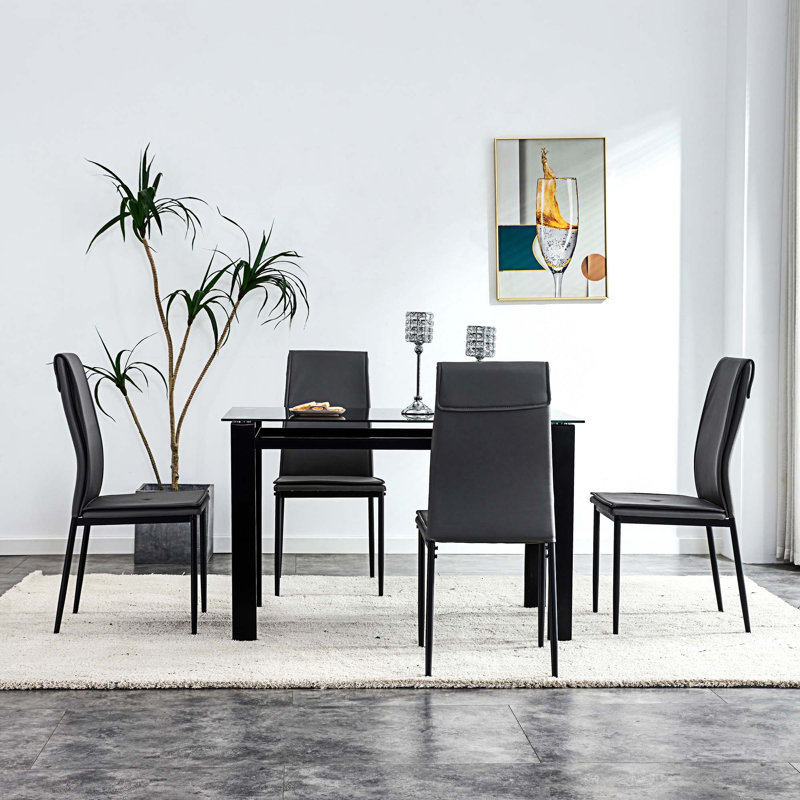 Ensemble repas pour quatre personnes