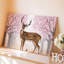 Toile une scène sereine mettant en vedette un cerf gracieux debout au milieu d'un art mural doux-1824417949