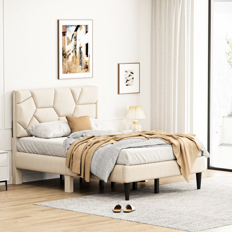 Structure de lit double en beige, silencieuse, sans sommier, avec rangement pratique et tête de lit en lin beige, Lit double