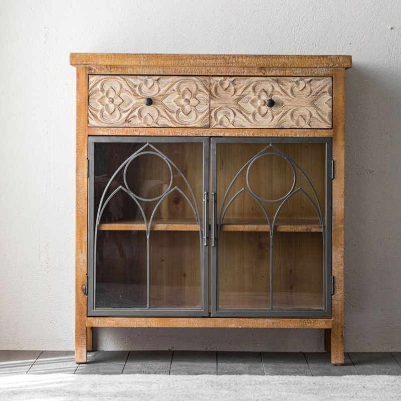 Armoire en bois sculpté, portes en verre et métal