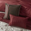 Couette 7 pièces rouge pour lit Queen - Broderie élégante sur la couette, 2 taies d'oreiller, 3 oreillers, 1 jupe de lit décorative incluse