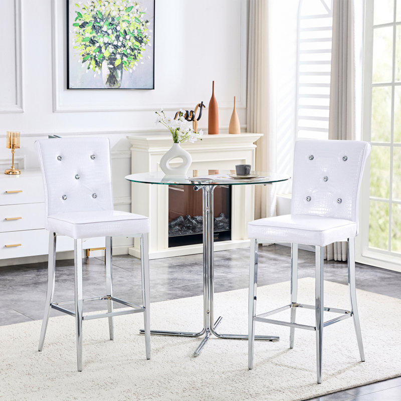 Ensemble de salle à manger moderne à hauteur de bar 3 pièces, table ronde en verre transparent avec base en métal argenté et 2 tabourets de bar rembourrés blancs avec motif crocodile, ensemble de coin-repas pour îlot de cuisine