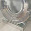Console moderne argentée incurvée pour espace de vie principal, losange en forme de 3c, bords de miroir polis à la main, base en diamant artisanale audacieuse, reflet de miroirs, conception en spirale unique