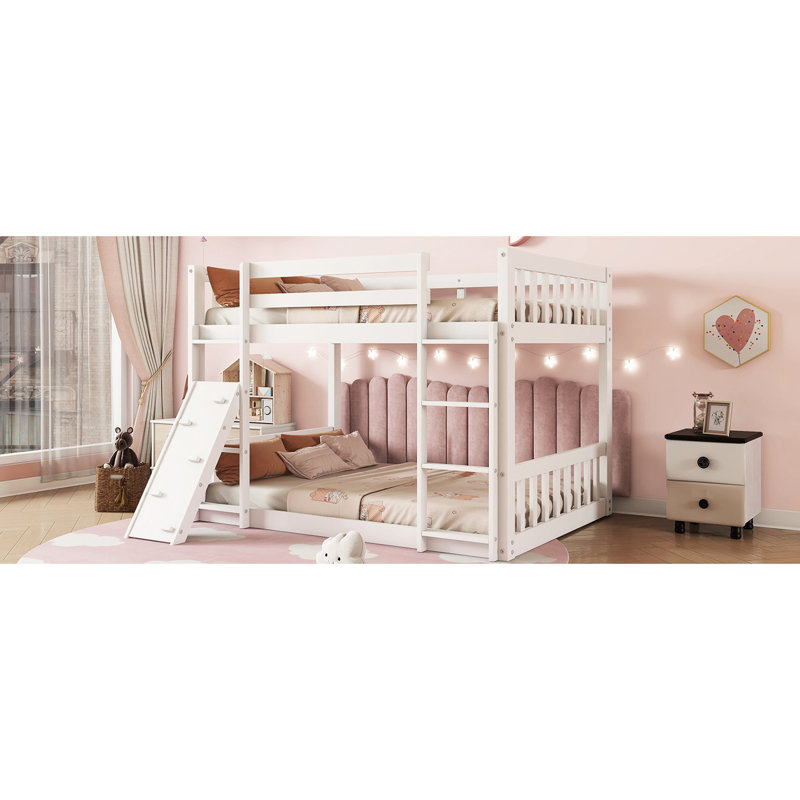 Lit simple superposé au-dessus du sol avec maisonnette, rampe d'escalade, - configuration de chambre à coucher peu encombrante, pièce essentielle moderne blanche