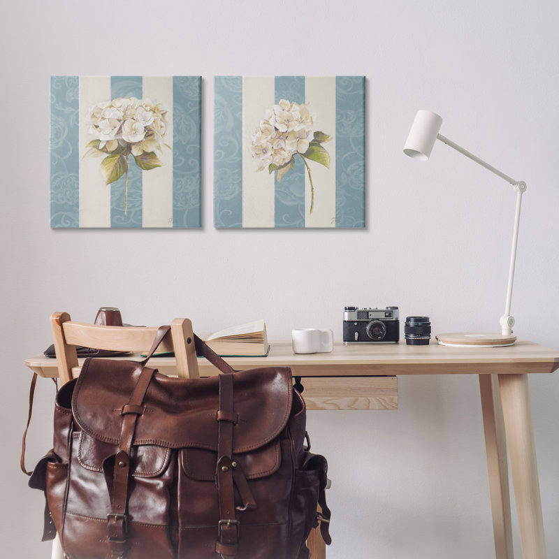«Hydrangeas on Blue Strips», ensemble de 2 toiles murales par Patricia Pinto, H 17 po x l 17 po