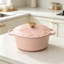 Casserole en émail lavande de 4 pintes - avec un couvercle en relief - la batterie de cuisine en fonte ultime pour la rétention de la chaleur, la cuisson et les soupes-129401716-129401718