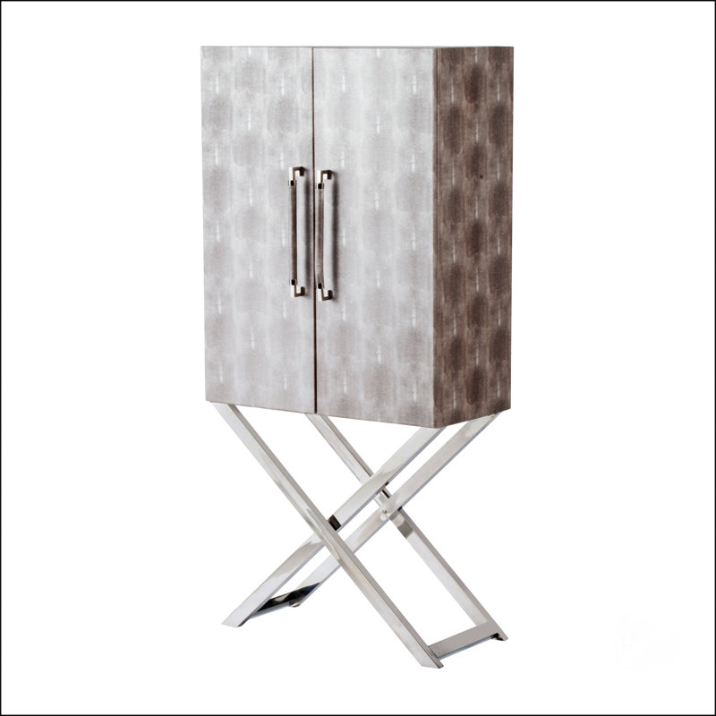 Armoire d'appoint autoportante avec extérieur à motif et détails en flanelle, parfaite pour le rangement et le style de chambre à coucher moderne.