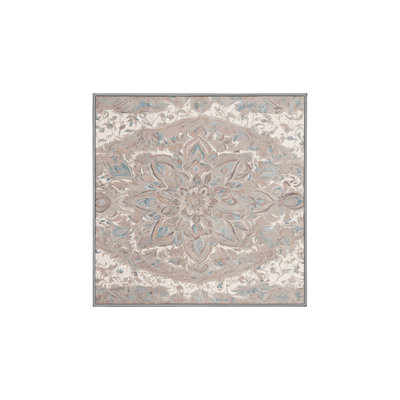 Tapis gris soyeux et moelleux