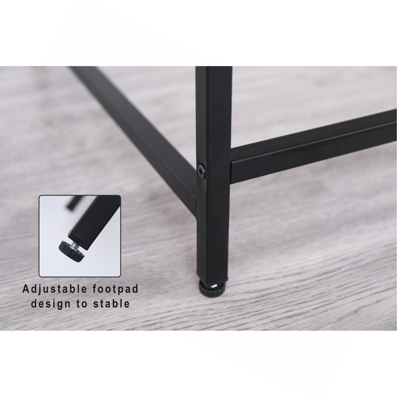 Console noire étroite avec porte d'entrée moderne et petite table de canapé derrière le canapé