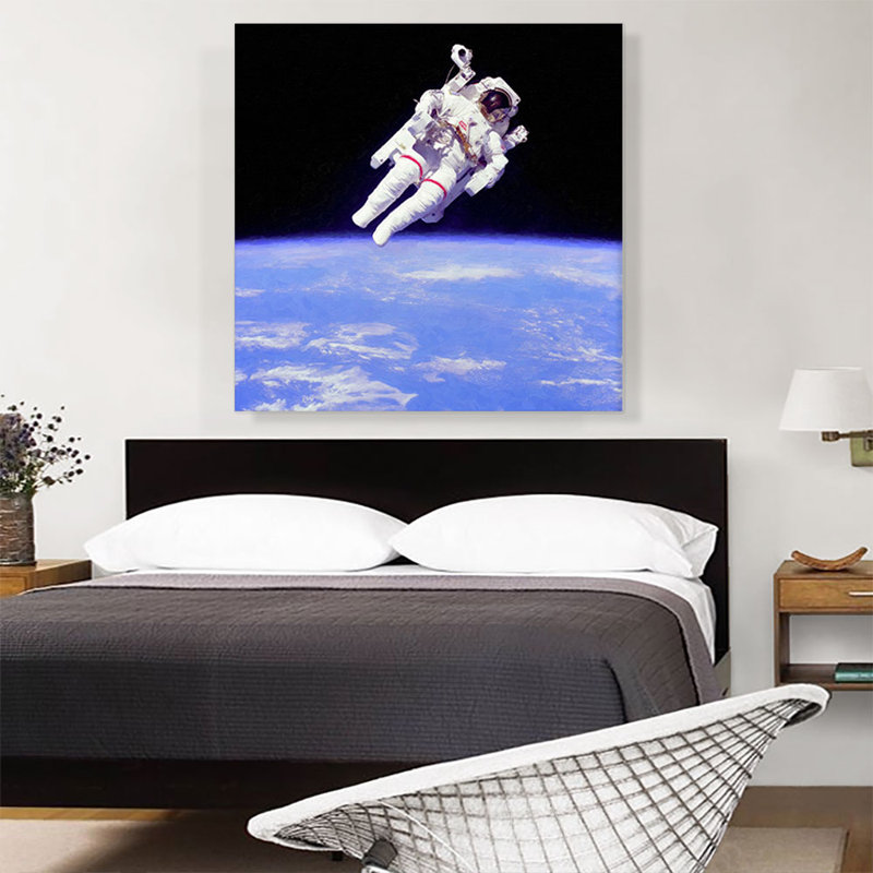 NASA Astronaut Orbiting in Earth's Atmosphere - Reproduction de photo sur toile tendue, H 36 po x l 36 po x P 0,75 po