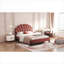 Lit plateforme en velours beige doux avec tête de lit-129232230