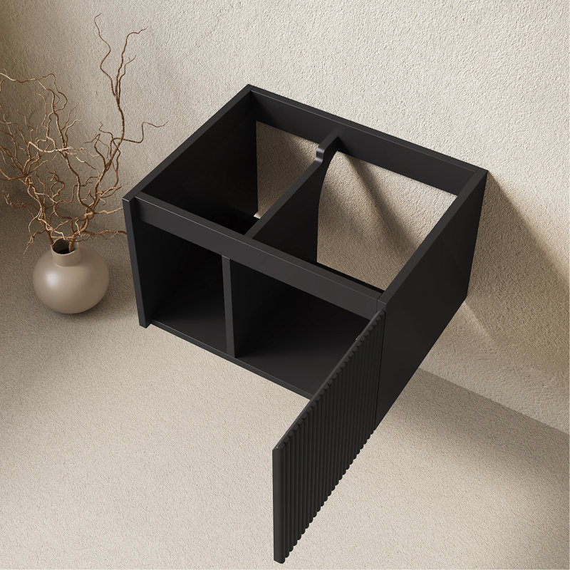 Meuble suspendu de 61 cm (24 po) avec une porte rayée et une tablette ouverte, sans lavabo ni comptoir, sans robinet ni couvercle d'évier.