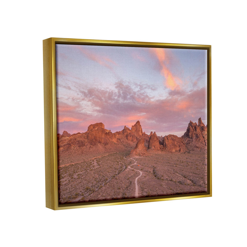 «Vast Canyon Road», scène de désert encadrée par Jeff Poe, H 17 po x l 21 po x P 1,7 po, Cadre flottant métallique doré