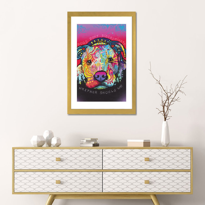 «Dogs Don't Discriminate» par Dean Russo - impression d'art graphique, H 24 po x l 16 po x P 1 po, Papier encadré doré, Blanc