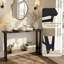 Table d'appoint en bois massif derrière le sofa-587443768