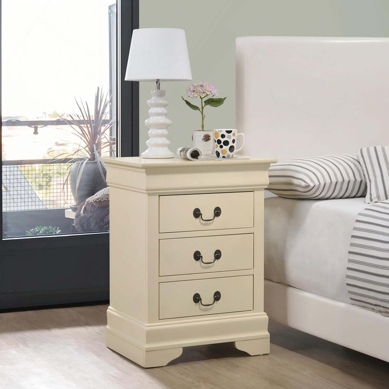 Charmante table de chevet traditionnelle en bois avec 3 tiroirs de rangement et poignée en métal, Beige