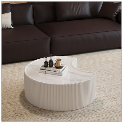 Table basse en cuir fritté clair de forme irrégulière, élégante et durable pour les salons modernes