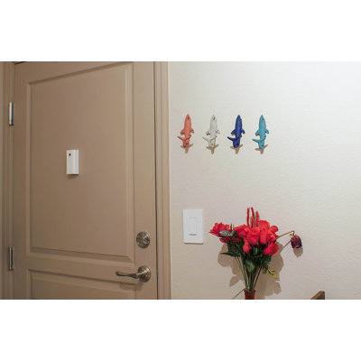 Patères murales Albany Entryway Coastal en fonte émaillée, motif queue de requin, lot de 4 — bleu, turquoise, corail et blanc, 5,7 x 13,3 x 3,8 cm