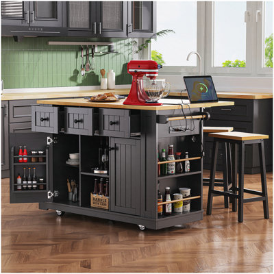 Grand îlot de cuisine de 53 pouces avec 2 tabourets de bar, prise de courant, support de rangement interne pour porte, chariot de rangement pour cuisine sur 5 roulettes avec abattant, 5 supports latéraux ouverts, 3 tiroirs, noir