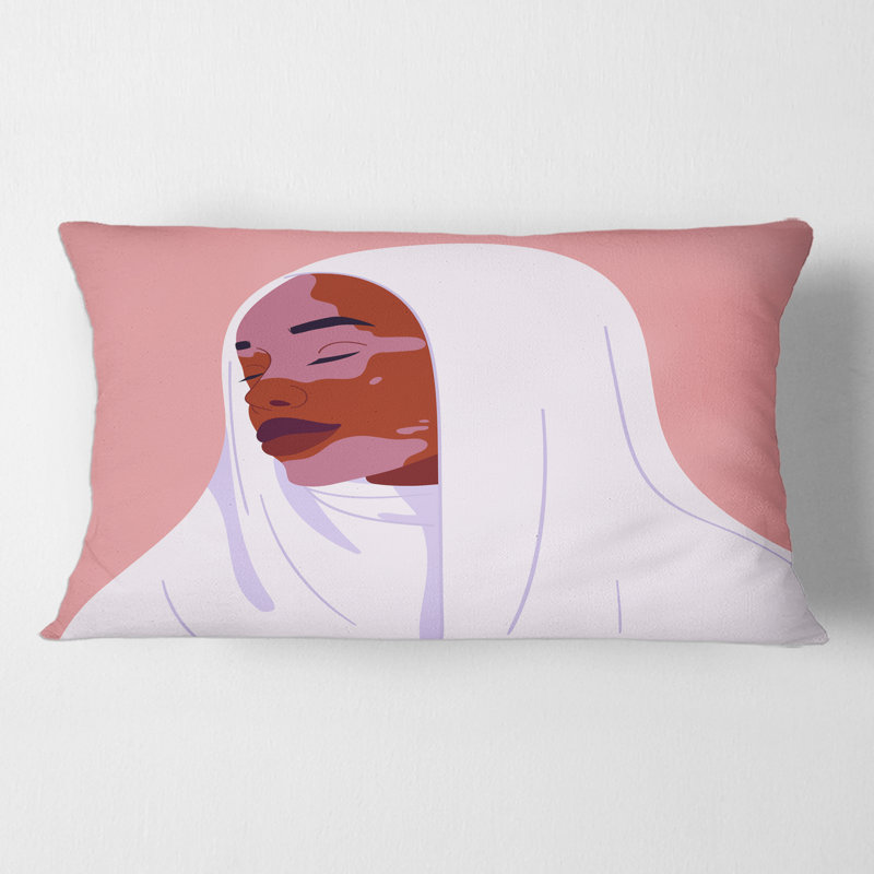 Magnifique femme afro-africaine souriante avec housse de coussin rectangulaire et insert en vitiligo