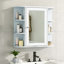 Armoire de rangement murale de salle de bain avec miroir, tablettes réglables et compartiments ouverts pour une organisation efficace