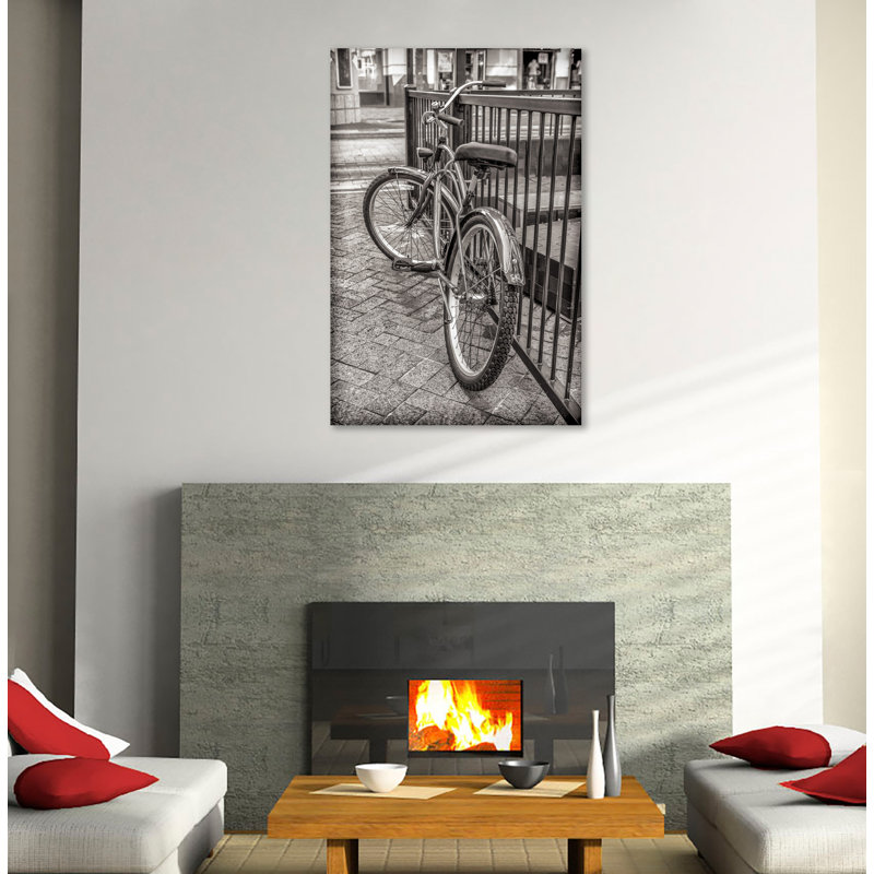 "Lonely Bike", toile tendue par Glenn Taylor, H 24 po x l 16 po x P 1,5 po
