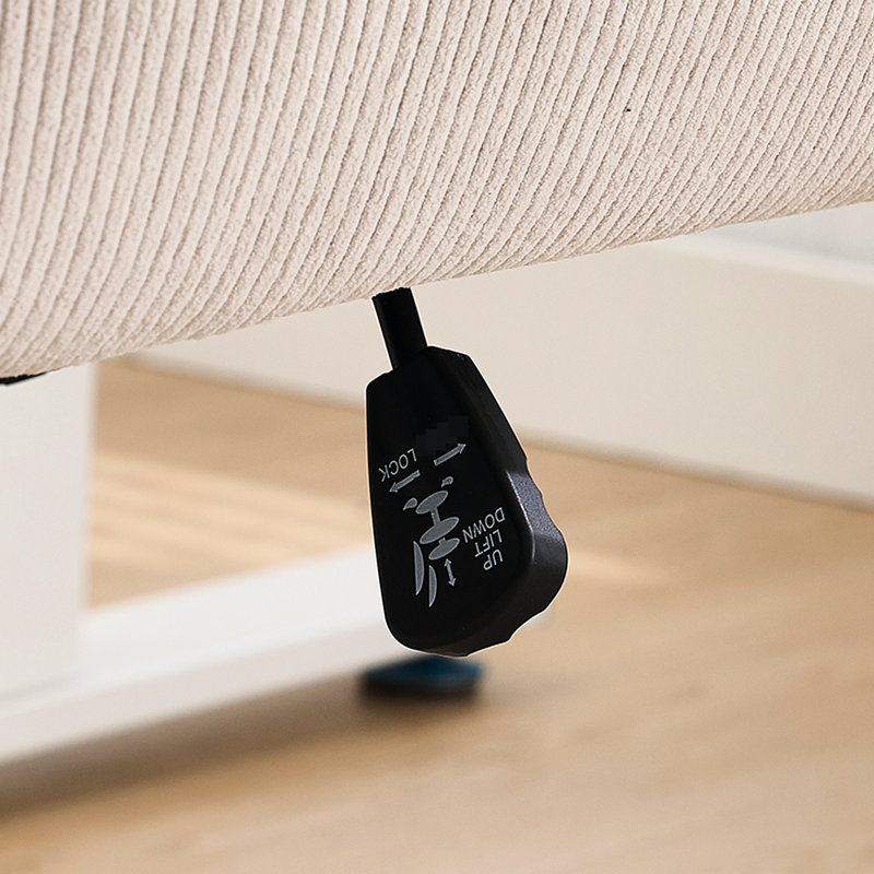Chaise de bureau blanche à dossier moyen avec velours côtelé, dossier ergonomique et base dorée stable avec velours côtelé pour l'équilibre