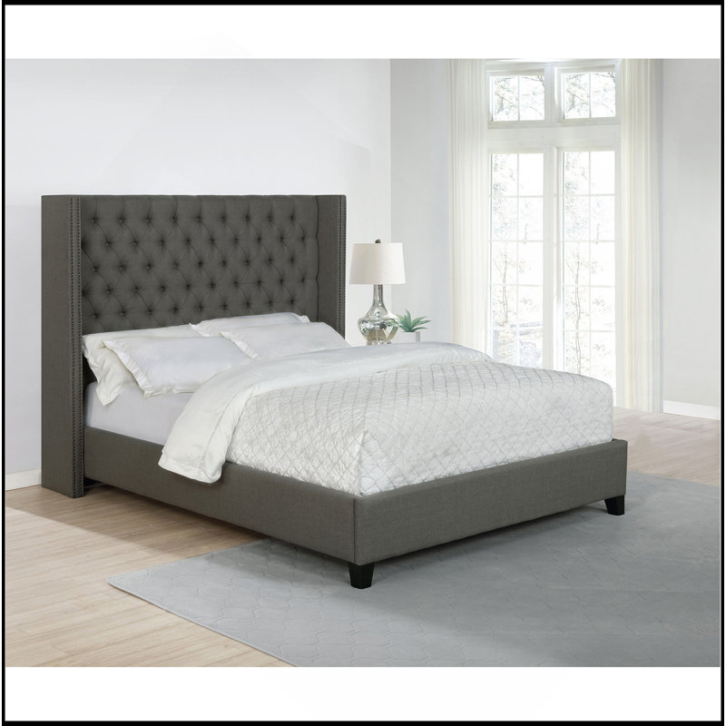 Grand lit à panneau gris avec tête de lit capitonnée Lendra et revêtement en tissu élégant, parfait pour les chambres à coucher sophistiquées.