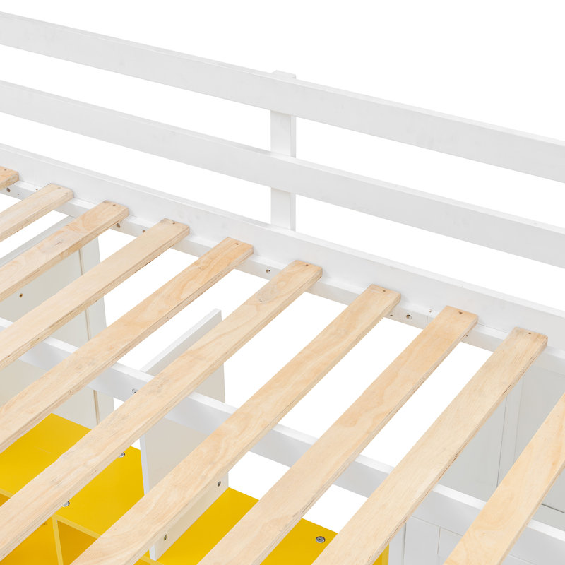 Lit mezzanine en bois pleine grandeur avec garde-robe, tablettes et armoire, blanc et jaune