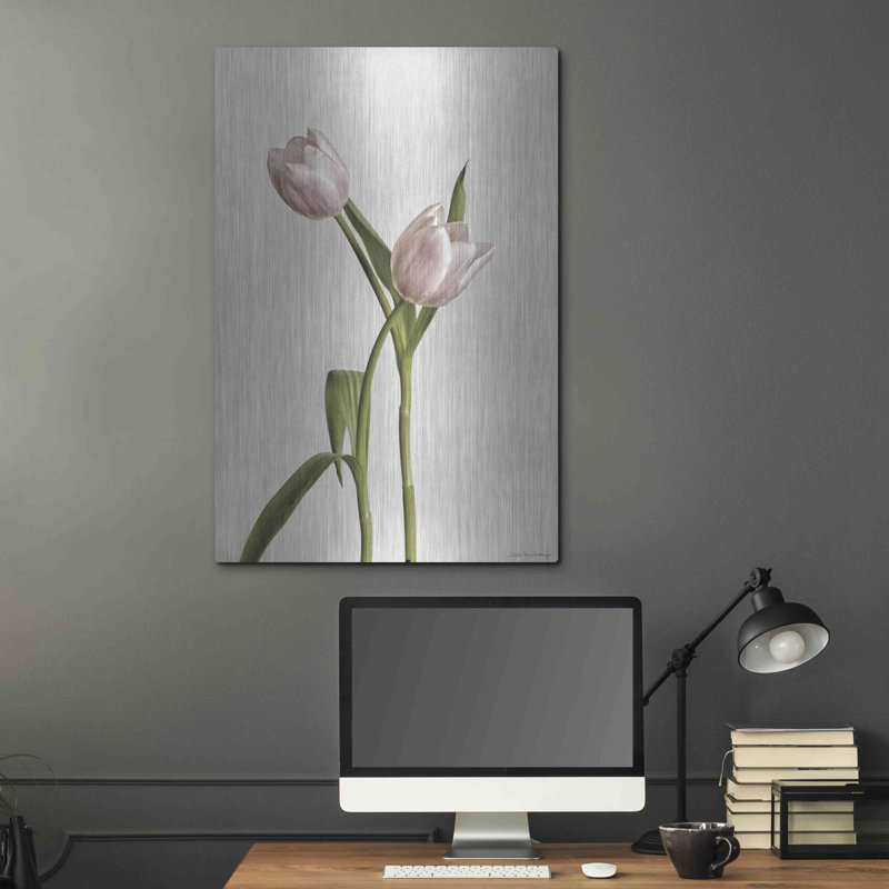 «Light Tulips IV» par Debra Van Swearingen, H 36 po x l 24 po