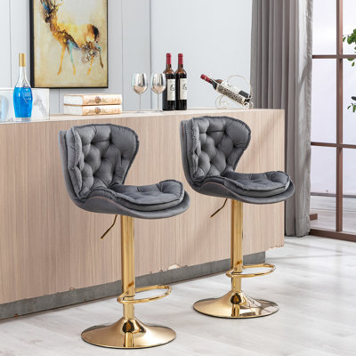 Deux tabourets de bar gris, repose-pieds et base, hauteur pivotante réglable par levage mécanique, tabourets décoratifs en velours et pieds dorés, housse grise et avec pieds