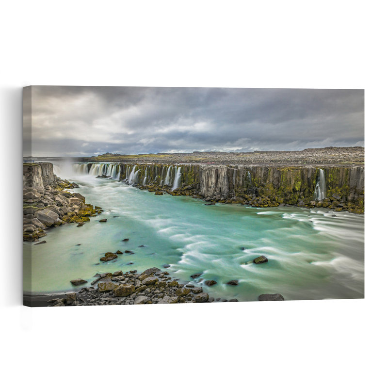 Puissante cascade de canyon, paysage de mousse abstrait, serein et spectaculaire, impression d'art mural nature