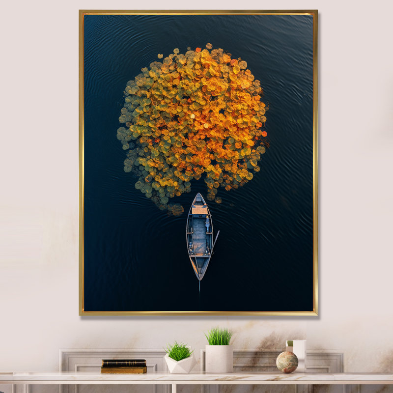 Arial View petit bateau sur le lac calme sur toile, H 32 po x l 24 po, Cadre flottant doré