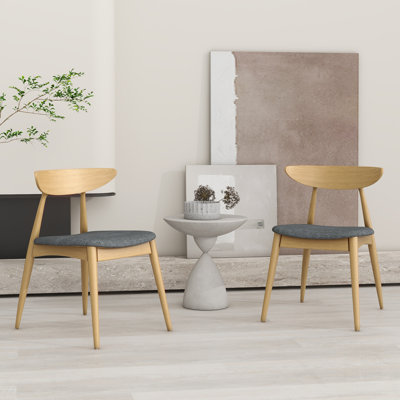 Chaises rétro en bois d'hévéa avec dossier ergonomique et coussins moelleux, pour plus de confort et de style