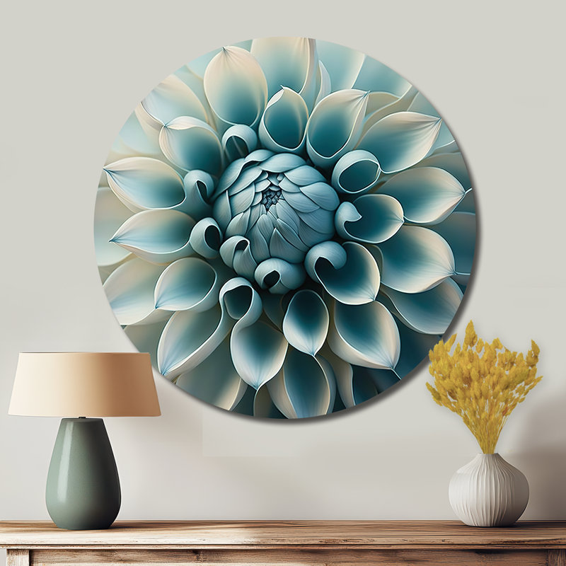 Bleu, fleurs de dahlia blanches I - art floral rond en métal, H 29 po x l 29 po