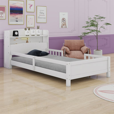 Lit plateforme en bois avec lumière DEL intégrée, tête de lit et garde-corps Hatchell