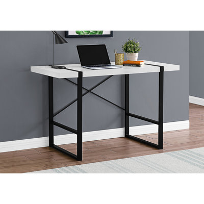 Bureau d'ordinateur moderne et industriel avec une structure en métal robuste et une surface de travail spacieuse pour une efficacité de bureau à domicile.