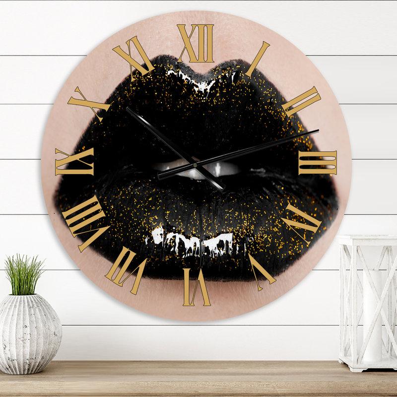 Gros plan sur une femme magnifique - horloge murale moderne, Surdimensionné